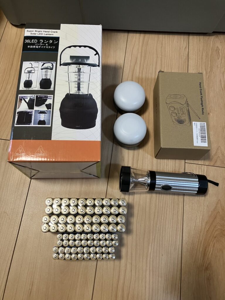照明器具と乾電池の備蓄画像